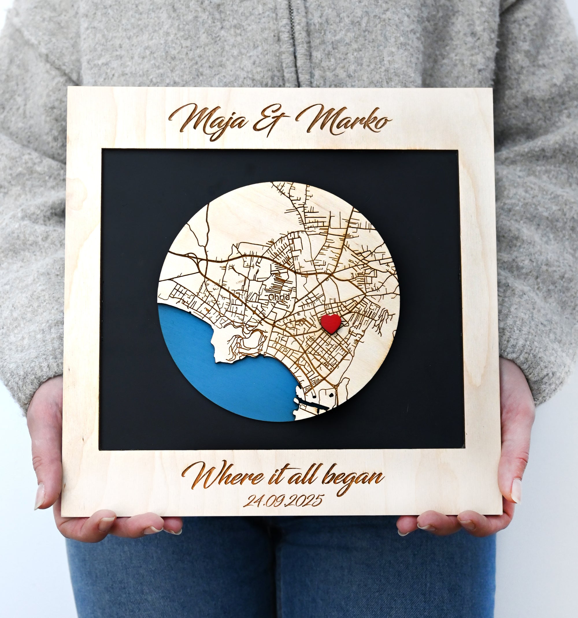 Personalized Wooden Circle Map – One Location Custom Gift for Couples, Housewarming & Friends